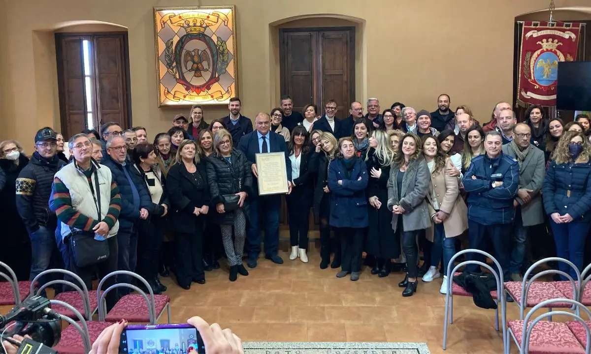 Locri, saluti e commozione per l'ex sindaco Calabrese: «Abbiamo cambiato il destino di questa città»