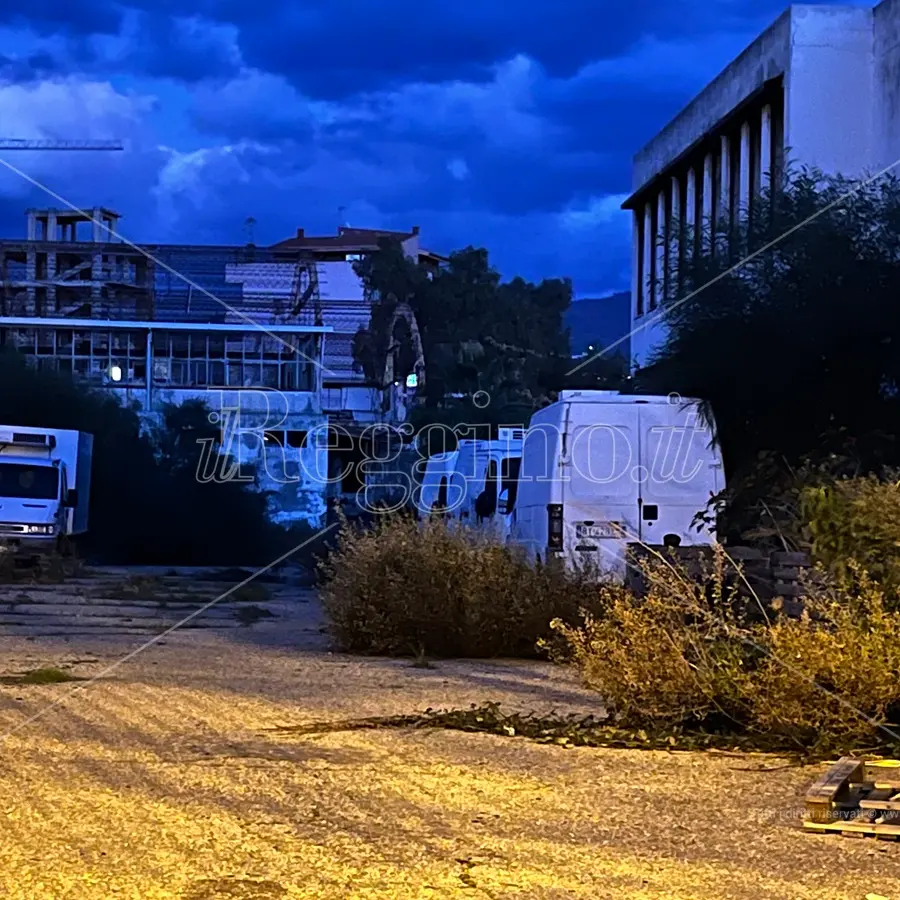 Reggio, furgoni in sosta all’interno dell’ex ditta Vilardi da anni in stato di abbandono - FOTO