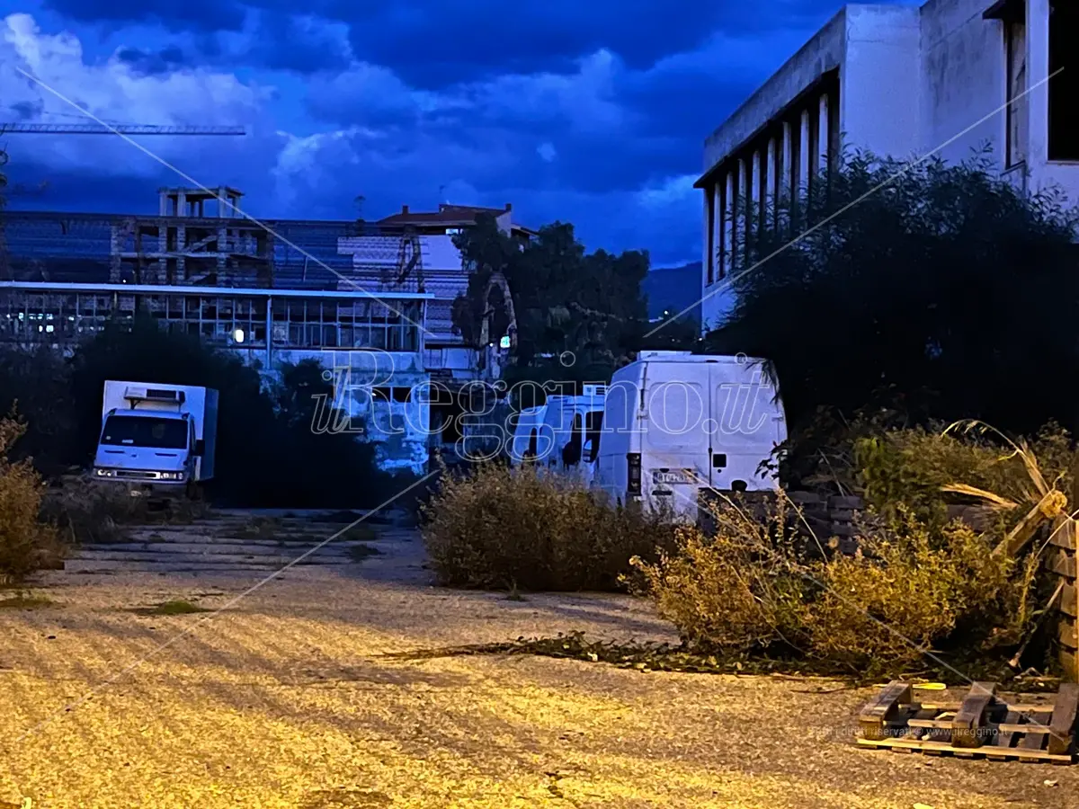 Reggio, furgoni in sosta all’interno dell’ex ditta Vilardi da anni in stato di abbandono - FOTO