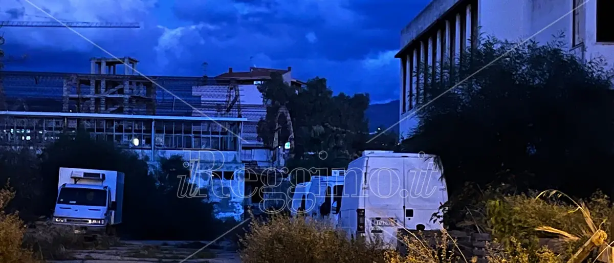 Reggio, furgoni in sosta all’interno dell’ex ditta Vilardi da anni in stato di abbandono - FOTO