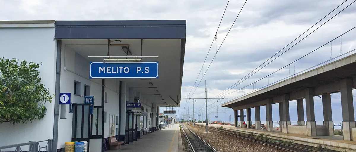 Protesta sui binari di Melito, 5 anni di processo per 9 minuti di ritardo: manifestanti assolti