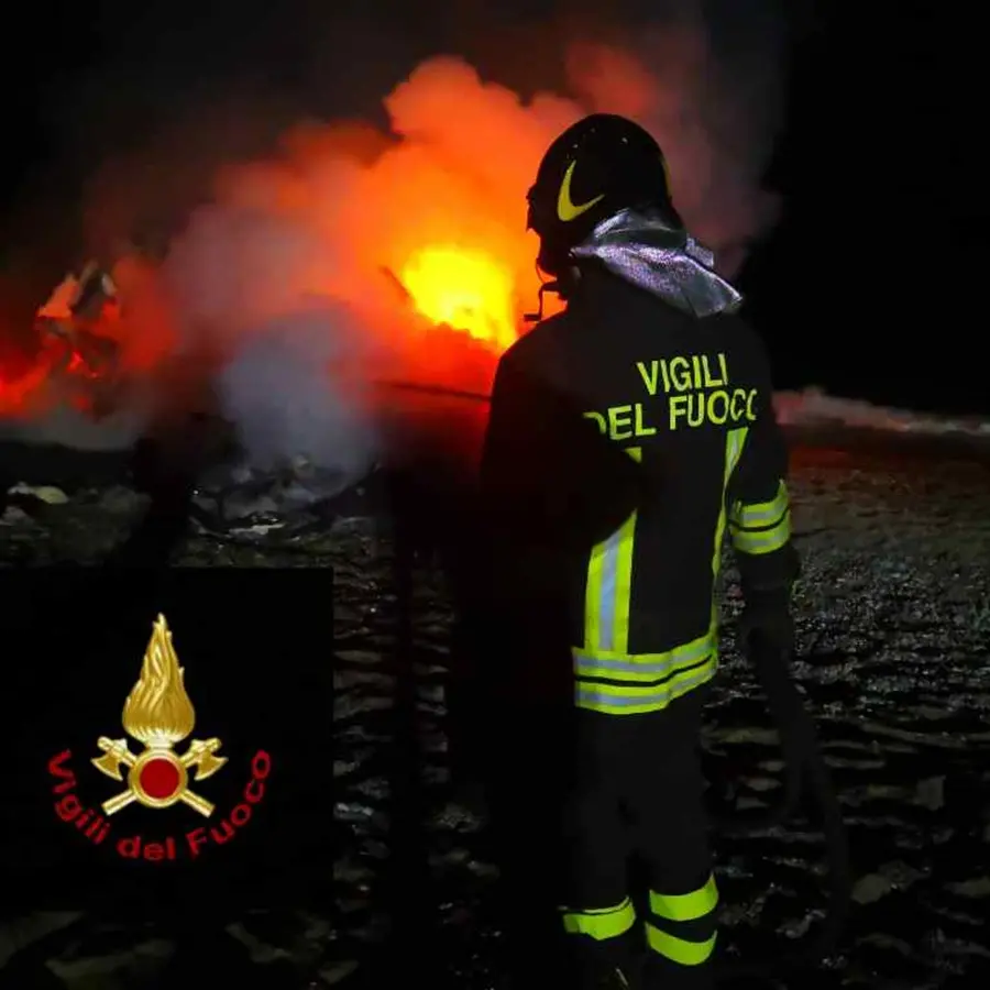 Camini, incendiato il veliero dei migranti: era arenato sulla spiaggia da due settimane - VIDEO