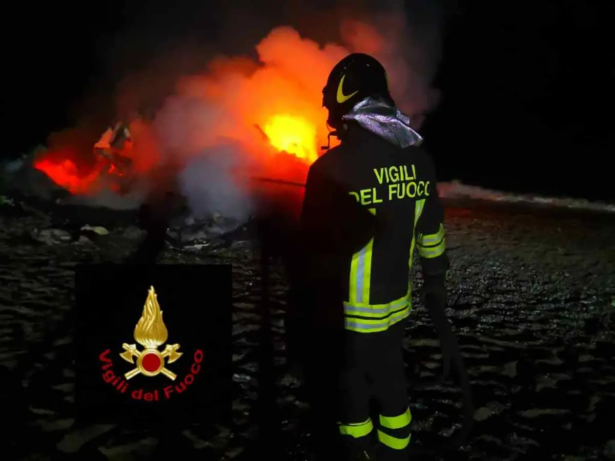 Camini, incendiato il veliero dei migranti: era arenato sulla spiaggia da due settimane - VIDEO