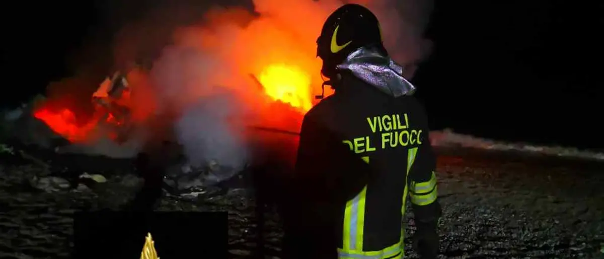 Camini, incendiato il veliero dei migranti: era arenato sulla spiaggia da due settimane - VIDEO