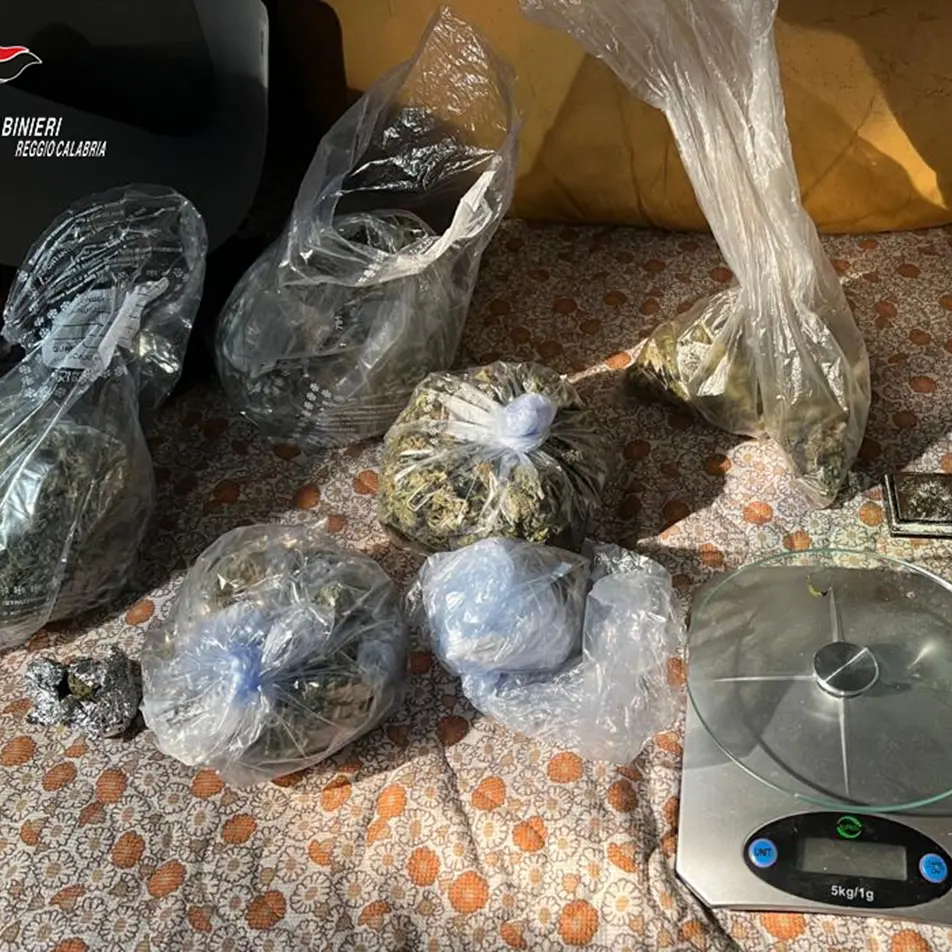 Reggio, con la droga nell'armadio: 31enne in manette