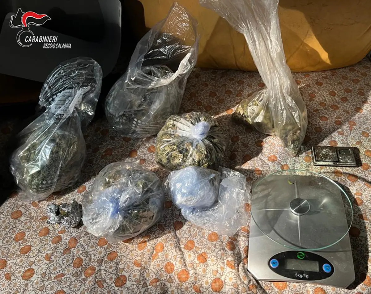 Reggio, con la droga nell'armadio: 31enne in manette