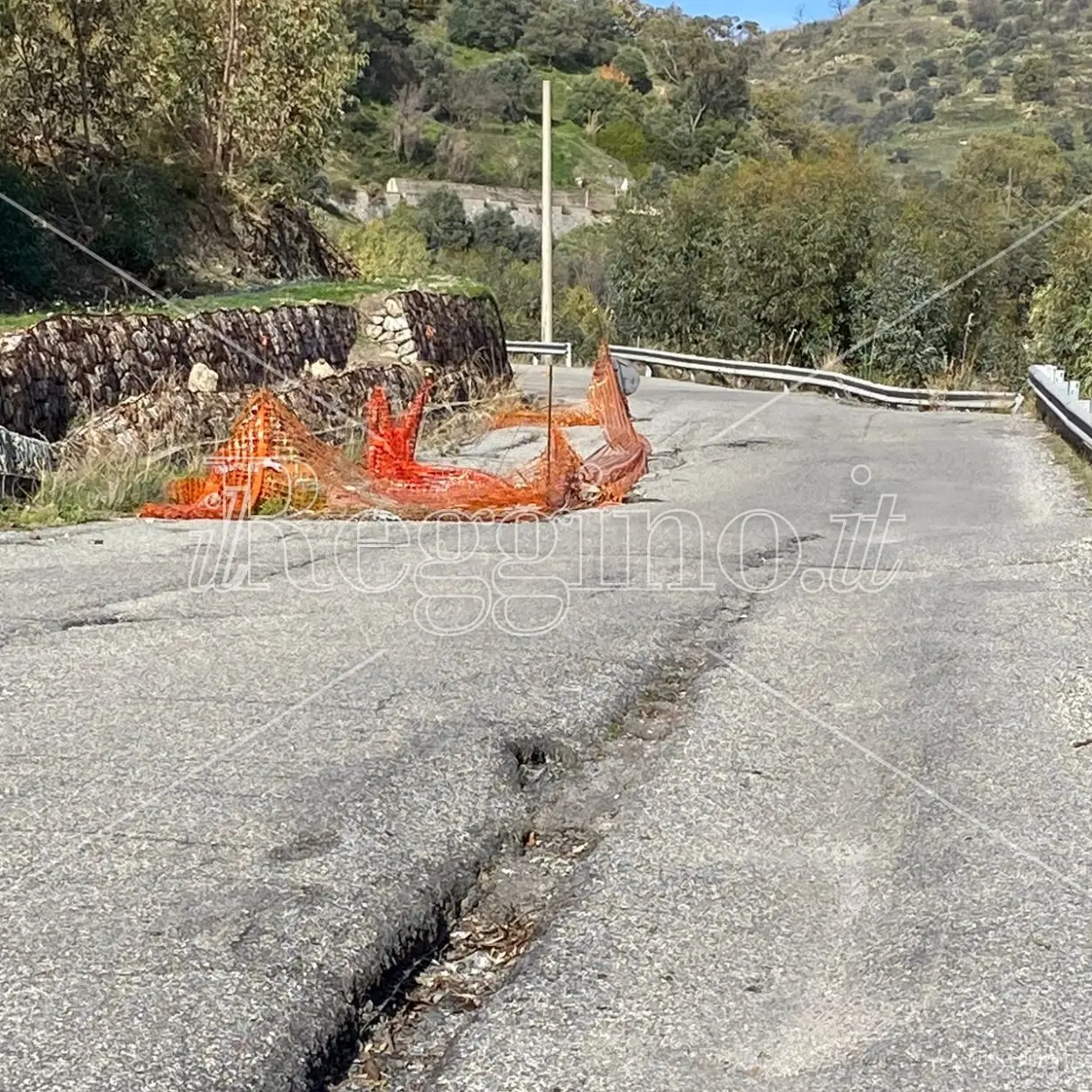 Caulonia, asfalto a pezzi e buche: la Sp 88 adesso fa paura