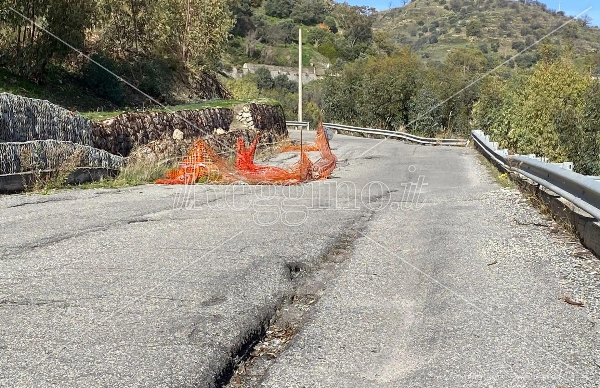 Caulonia, asfalto a pezzi e buche: la Sp 88 adesso fa paura