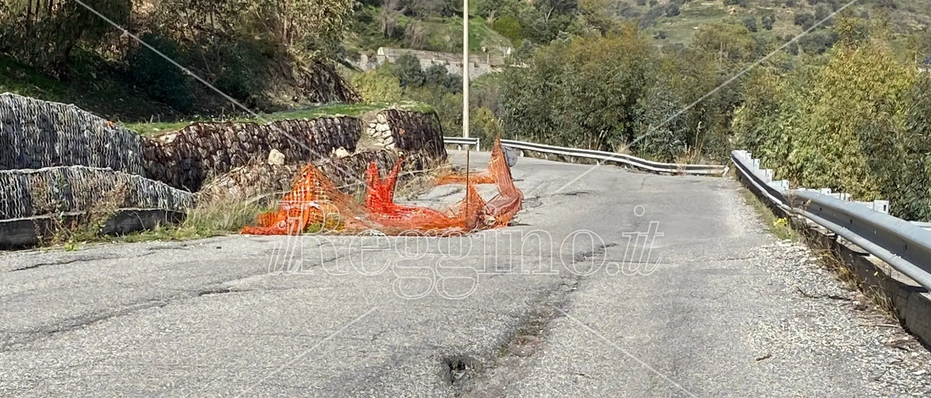 Caulonia, asfalto a pezzi e buche: la Sp 88 adesso fa paura