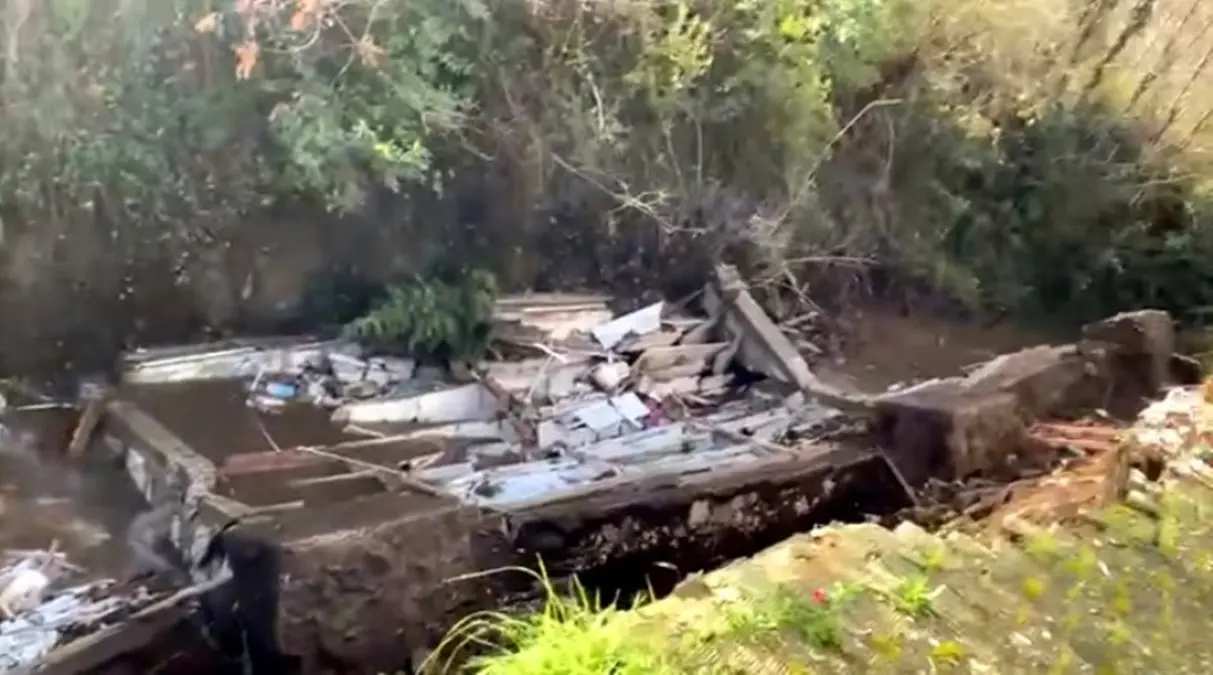 Maltempo, crolla un'ala del cimitero e le bare finiscono nel torrente