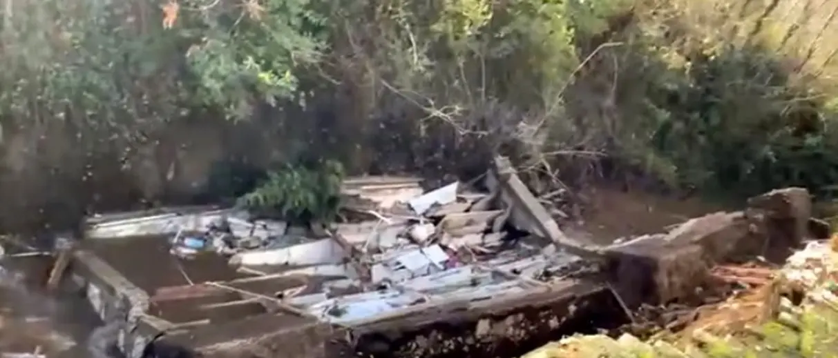 Maltempo, crolla un'ala del cimitero e le bare finiscono nel torrente