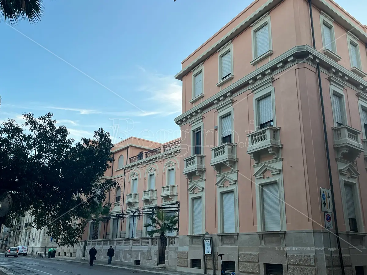 Reggio, ancora chiuso il Grande Albergo Miramare, Falcomatà: «Presto valuteremo una proposta per la riqualificazione»