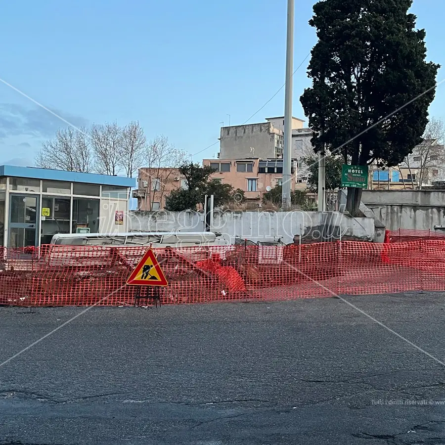 Reggio, via alla demolizione della colonnina di benzina sotto il Calopinace - FOTO