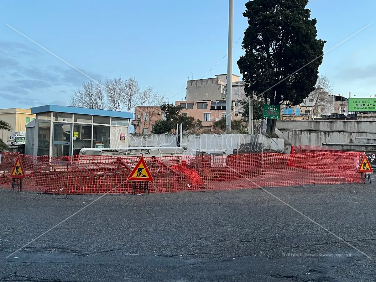 Reggio, via alla demolizione della colonnina di benzina sotto il Calopinace - FOTO