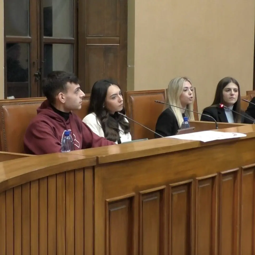 Locri, la generazione Z nel primo libro di Giulia Felicetti: «Non siamo scansafatiche»