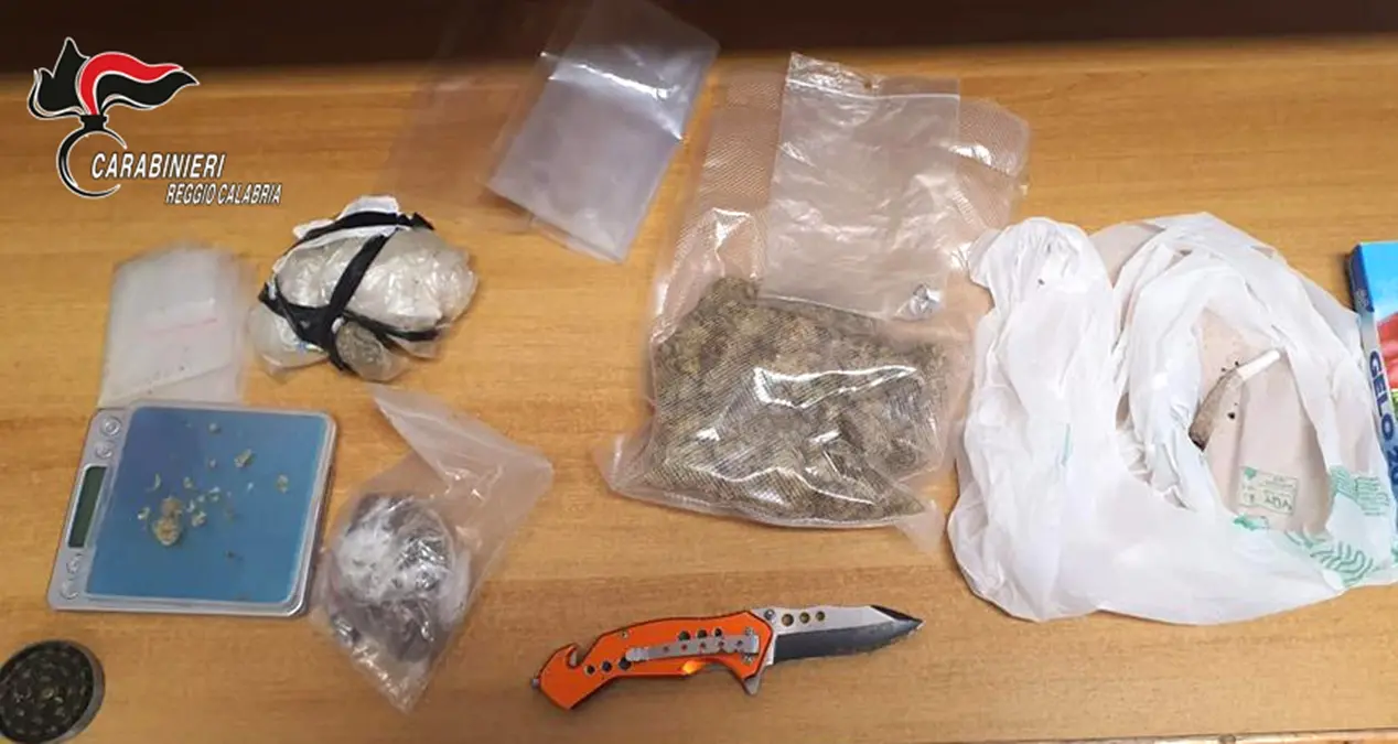 Reggio, droga e coltello nello zainetto: arrestato 30enne