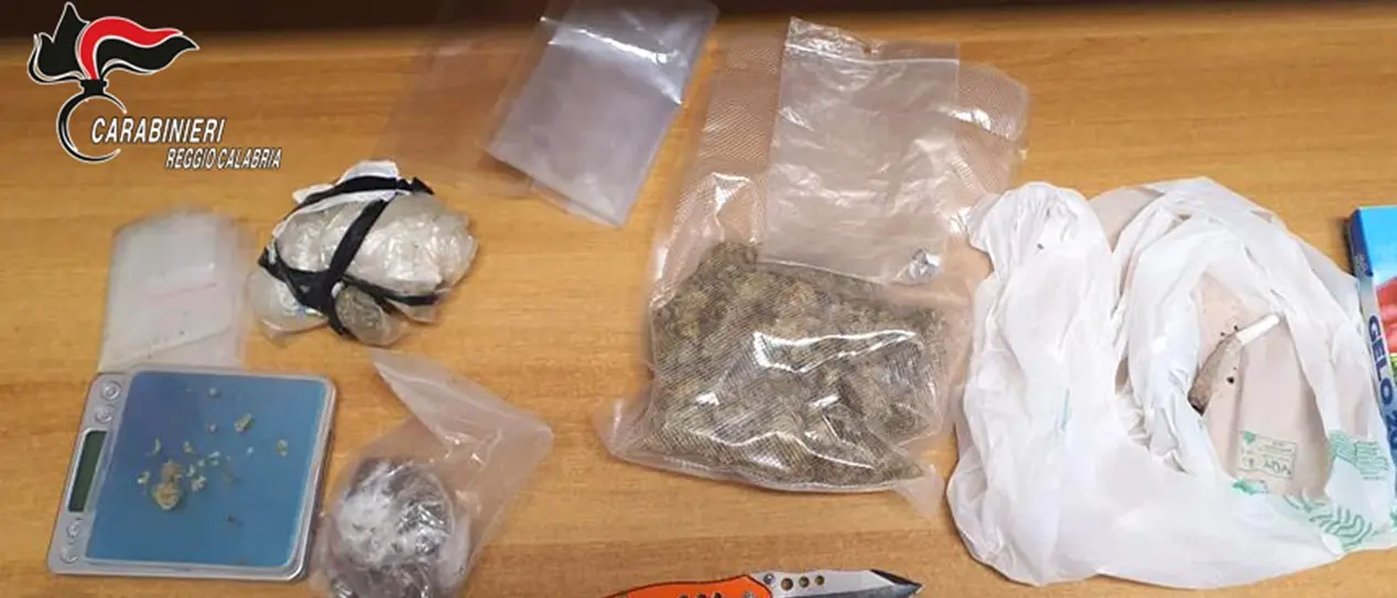 Reggio, droga e coltello nello zainetto: arrestato 30enne