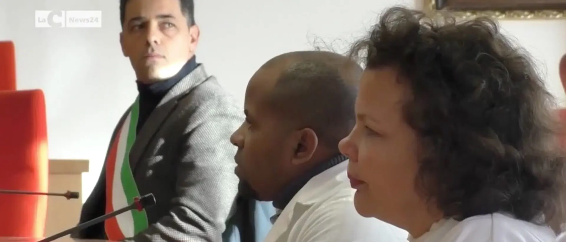 Medici cubani a Gioia Tauro senza mezzi: il sindaco offre lo scuolabus