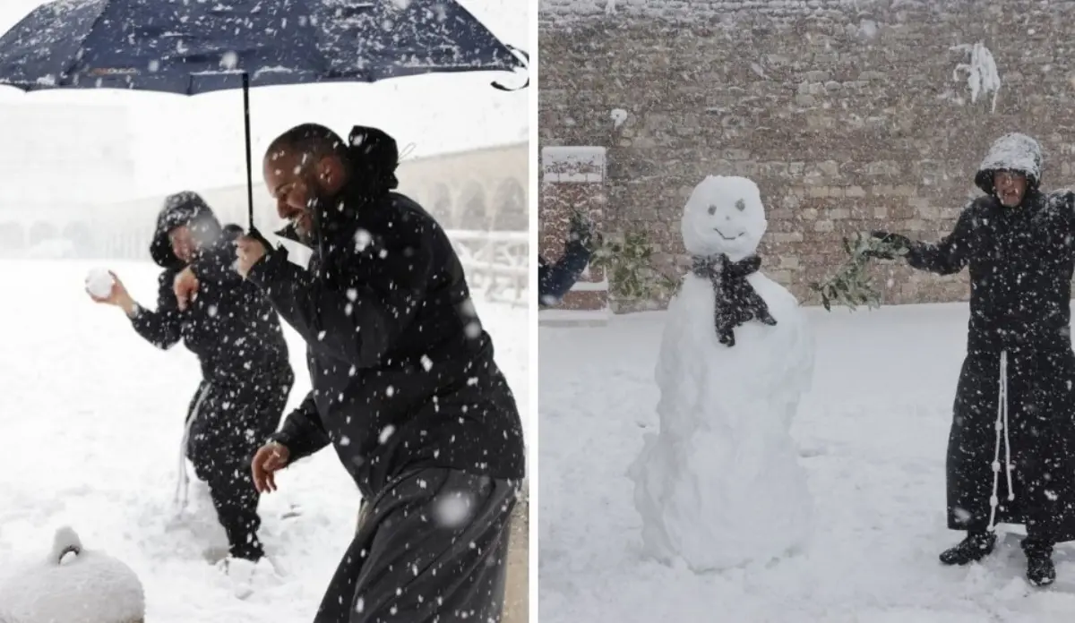 Assisi imbiancata, i frati giocano a palle di neve davanti alla Basilica di San Francesco