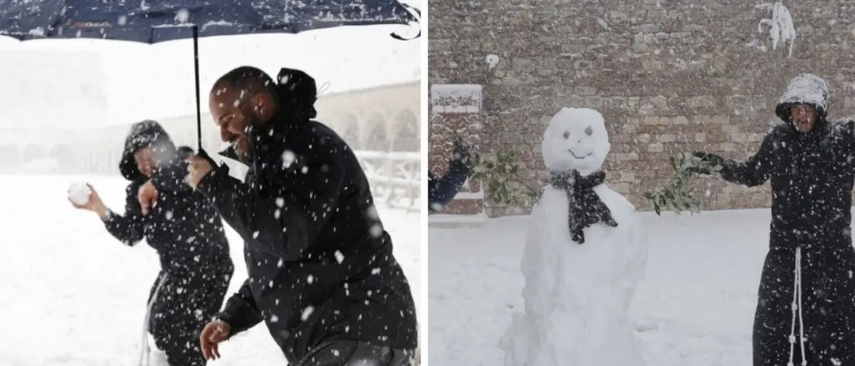 Assisi imbiancata, i frati giocano a palle di neve davanti alla Basilica di San Francesco