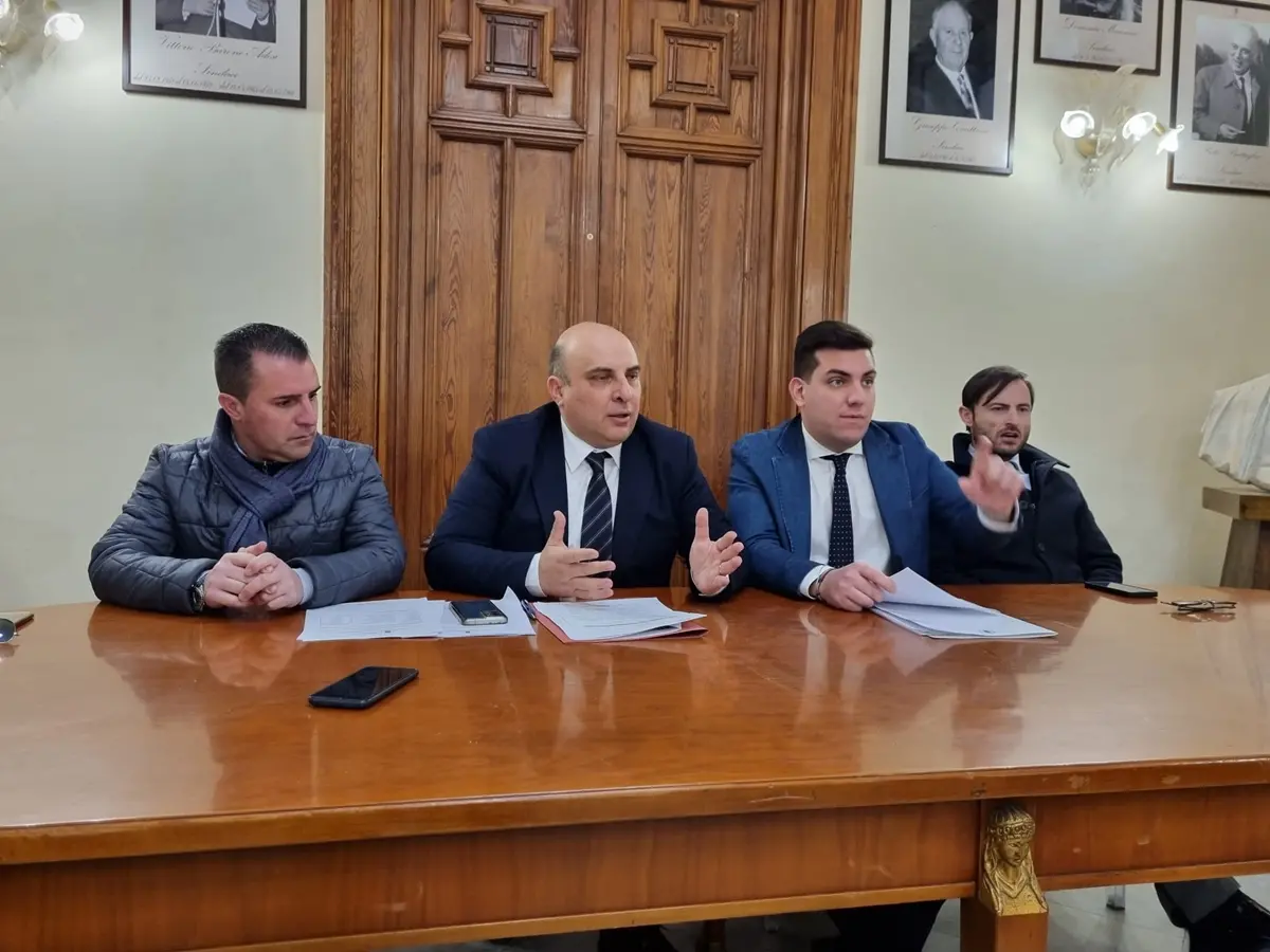 Mancato stralcio cartelle a Reggio, il centrodestra: «Va deciso in consiglio comunale»