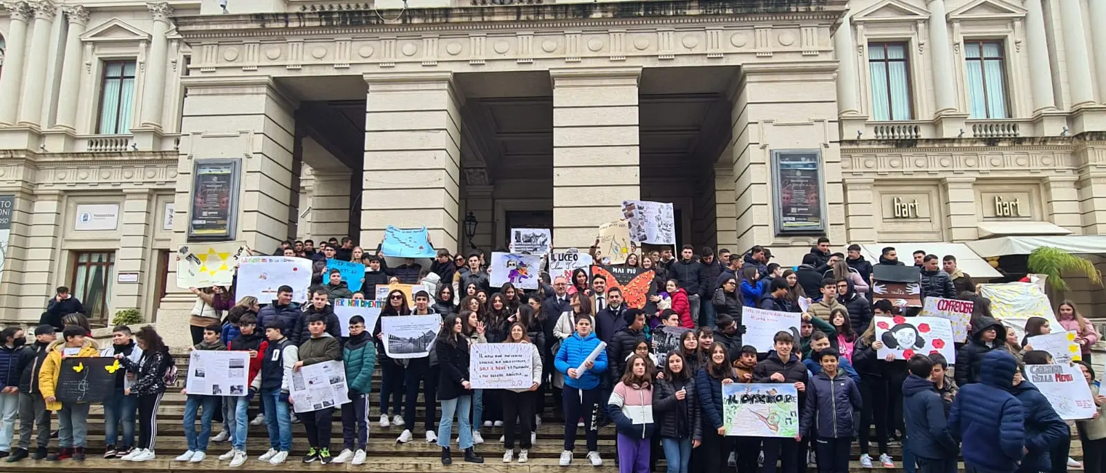 Giornata della Memoria, centinaia di studenti al flash mob artistico al Cilea