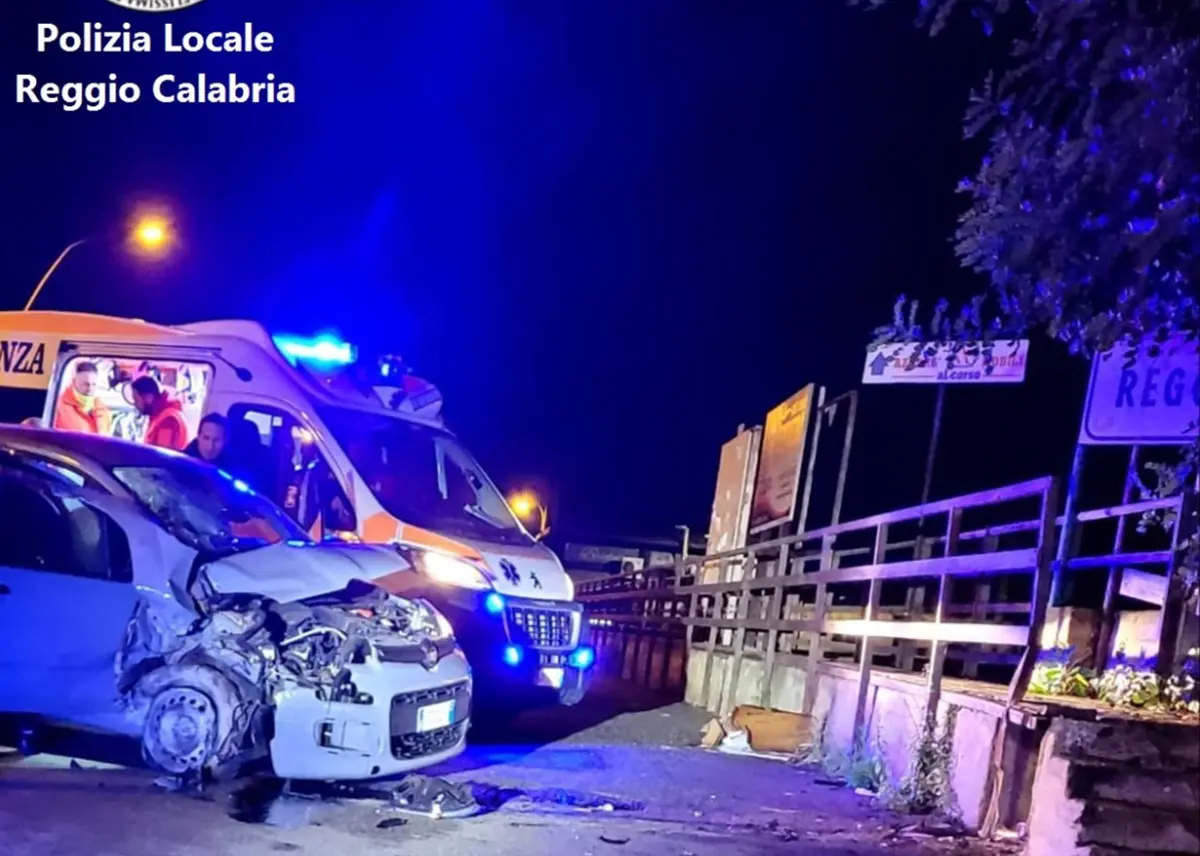 Neo patentato ubriaco, incidente nella zona sud di Reggio: tre feriti - VIDEO