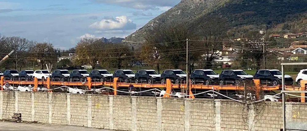 Porto di Gioia Tauro, partito il primo treno carico di auto elettriche