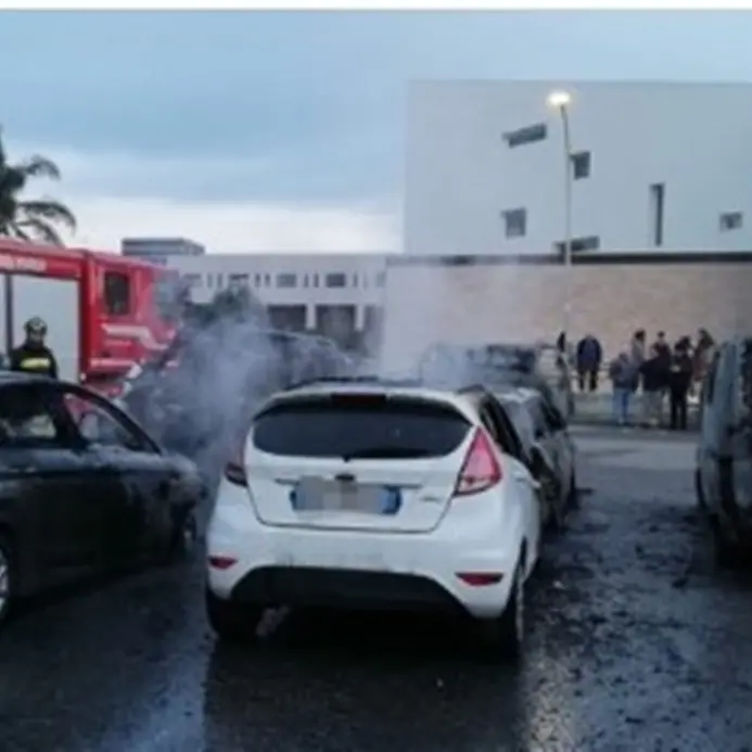 Sei auto in fiamme a Catanzaro, partono le indagini: non è esclusa la matrice dolosa