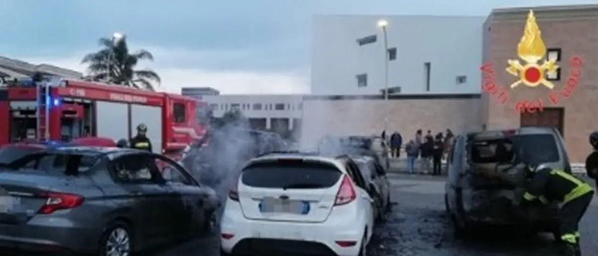 Sei auto in fiamme a Catanzaro, partono le indagini: non è esclusa la matrice dolosa