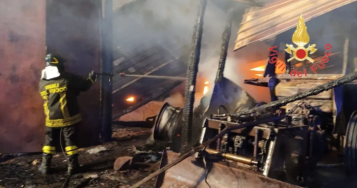 San Pietro di Caridà, incendio in un capannone agricolo: danni a bestiame e mezzi