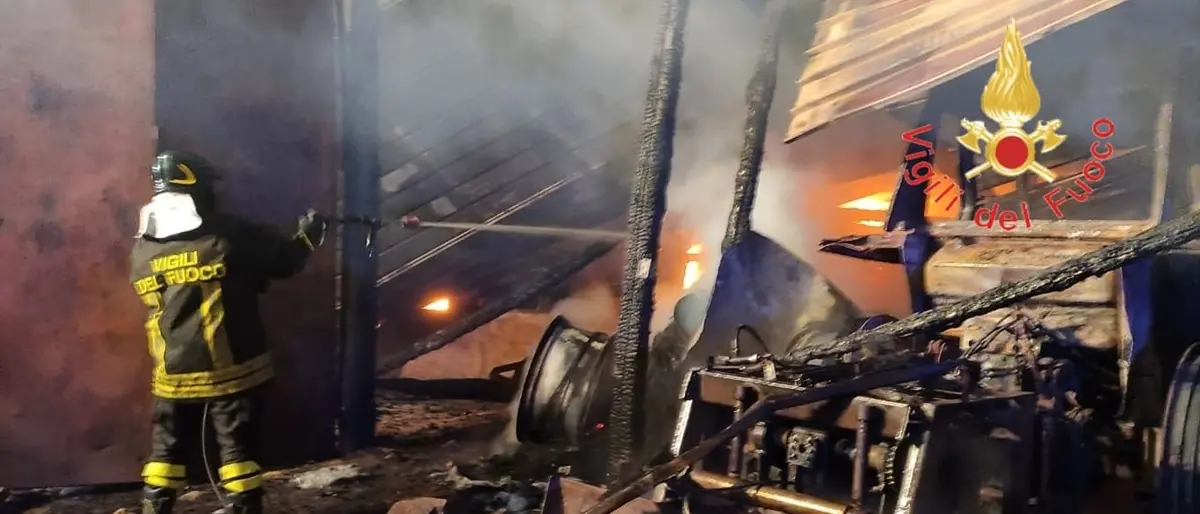 San Pietro di Caridà, incendio in un capannone agricolo: danni a bestiame e mezzi