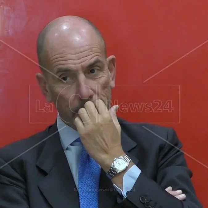Niente da fare per Giuseppe Profiti: «Incompatibile con la direzione generale del San Martino di Genova»