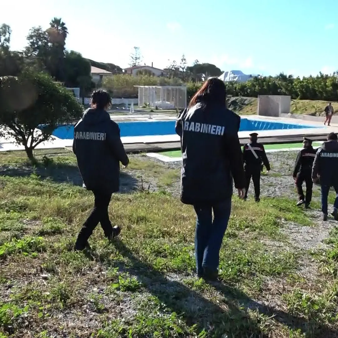 Discarica abusiva e abitazioni a picco sul mare, sequestri e denunce nel Reggino - FOTO - VIDEO
