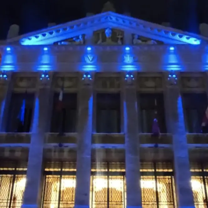 “Stop alle bombe sui civili”: a Messina Palazzo Zanca si illumina di blu