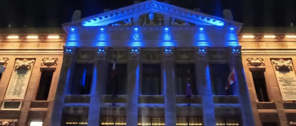 “Stop alle bombe sui civili”: a Messina Palazzo Zanca si illumina di blu