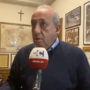 Scritta anarchica sull'auto di un ex parlamentare calabrese