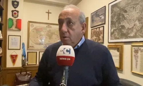 Scritta anarchica sull'auto di un ex parlamentare calabrese