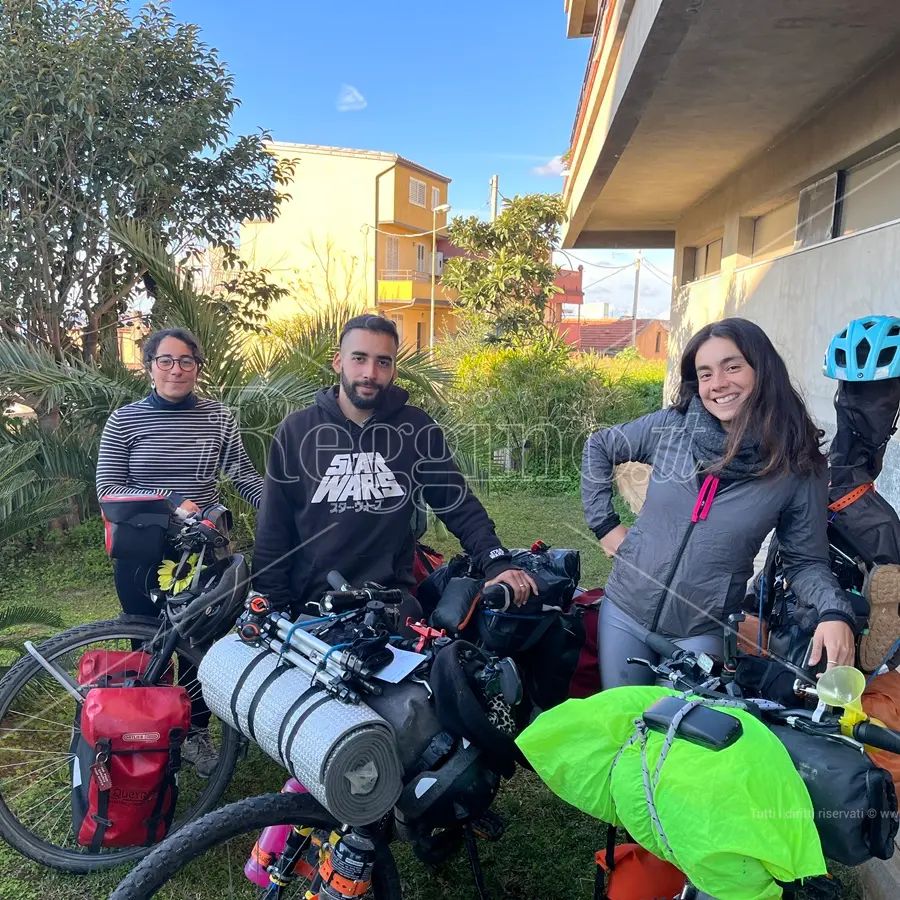 La storia di Myriam, Italo e Coline: in giro per il mondo in sella a una bici - VIDEO