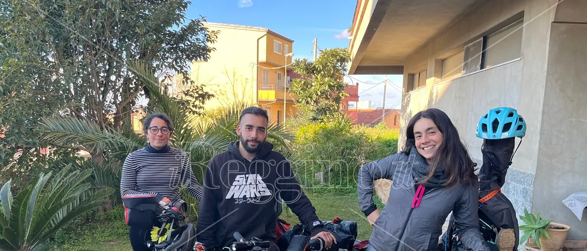 La storia di Myriam, Italo e Coline: in giro per il mondo in sella a una bici - VIDEO