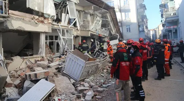 Sisma in Turchia, oltre 700 morti e migliaia di feriti