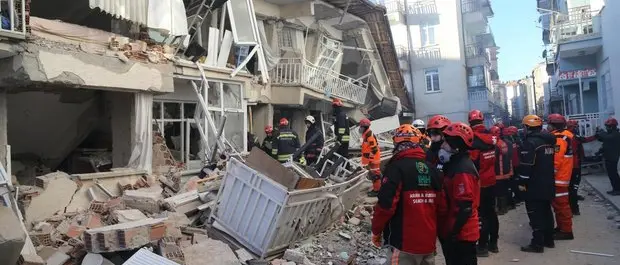 Sisma in Turchia, oltre 700 morti e migliaia di feriti