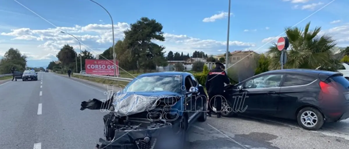 Incidente sulla statale 106 a Roccella, quattro feriti nello scontro tra auto