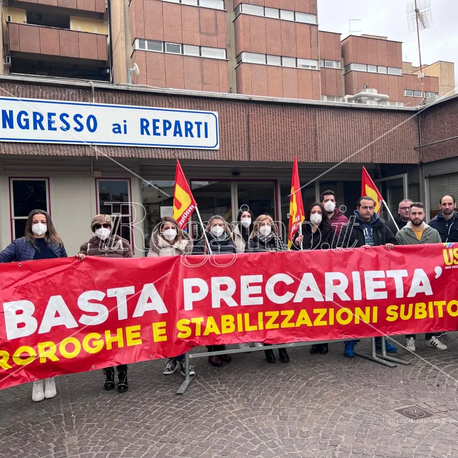 Reggio Calabria, l’Usb manifesta al Gom per i precari covid: «Il commissario ci riceverà»