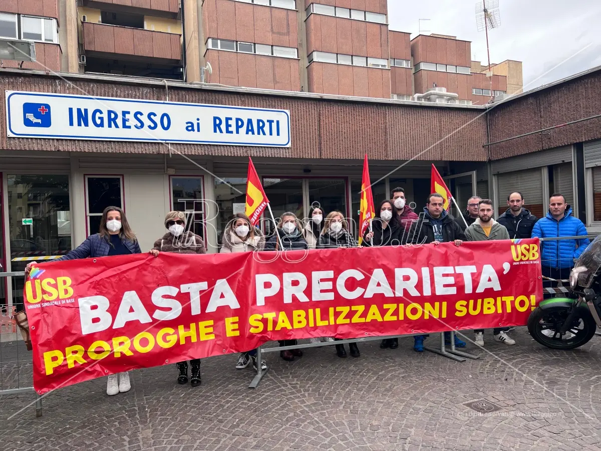 Reggio Calabria, l’Usb manifesta al Gom per i precari covid: «Il commissario ci riceverà»