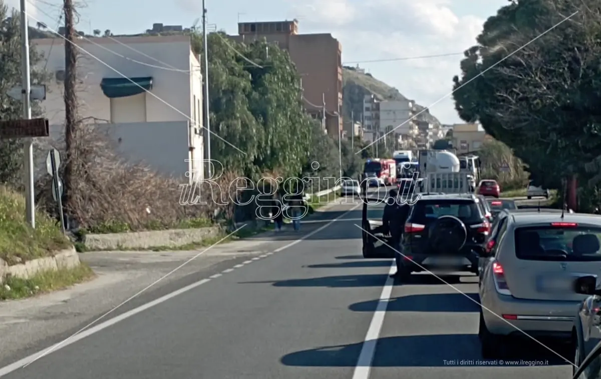 Incidente sulla state 106 a Lazzaro nel Reggino, scontro auto pullman: 2 feriti