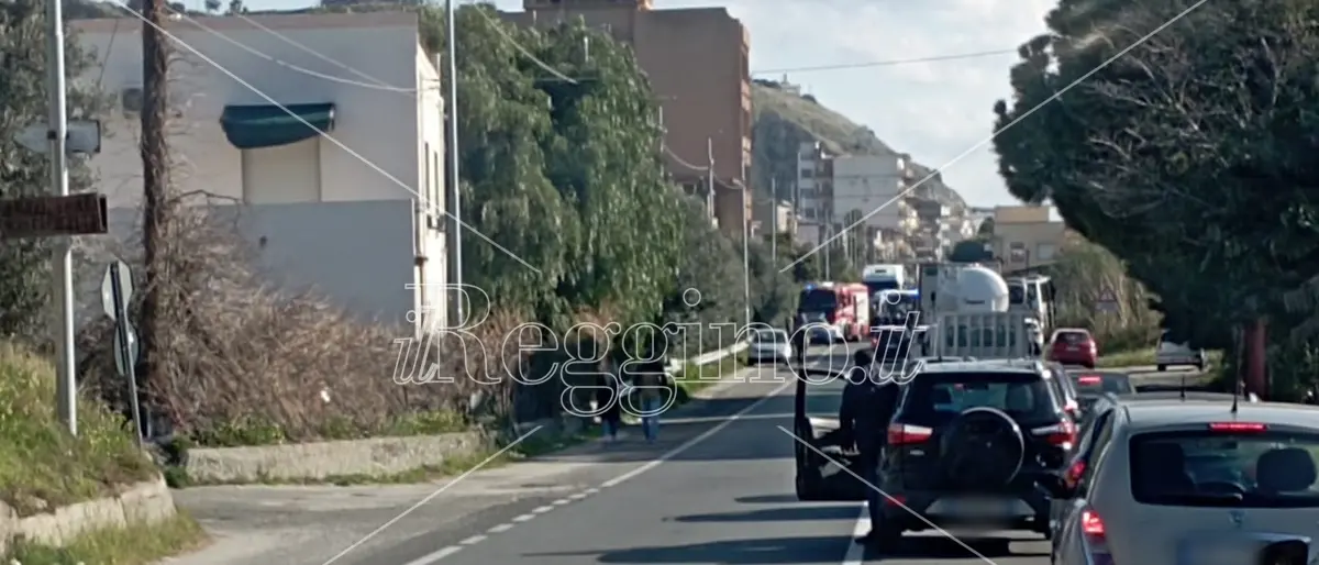 Incidente sulla state 106 a Lazzaro nel Reggino, scontro auto pullman: 2 feriti