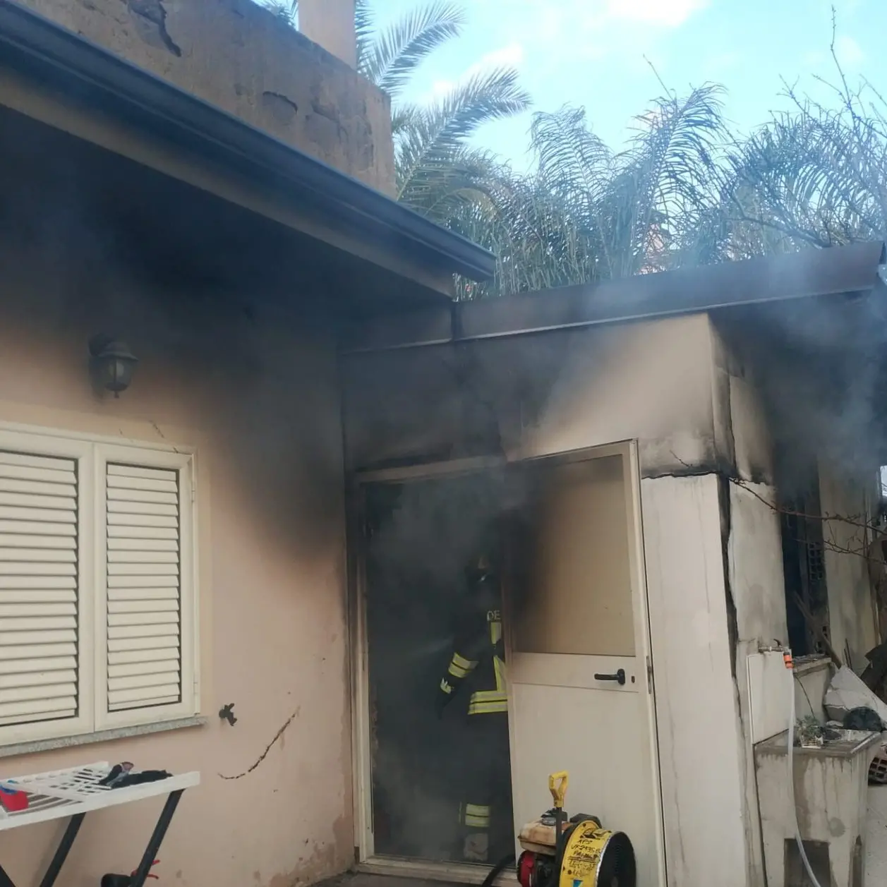 Caulonia, abitazione in fiamme: i vigili del fuoco salvano 3 bimbi e la madre