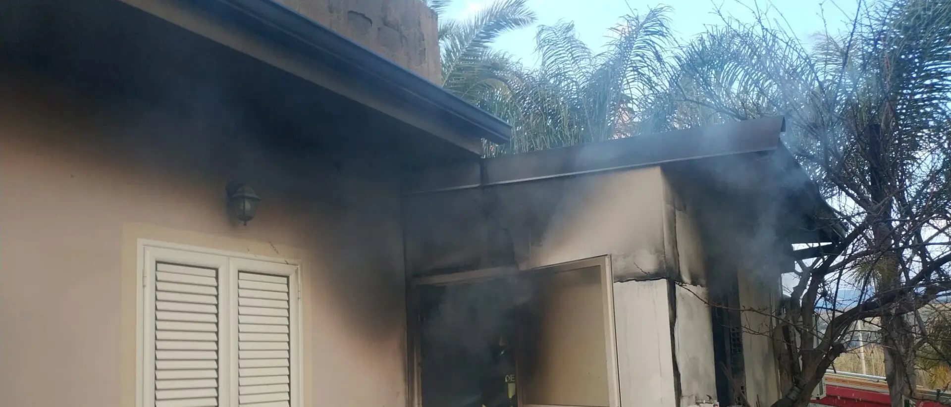 Caulonia, abitazione in fiamme: i vigili del fuoco salvano 3 bimbi e la madre