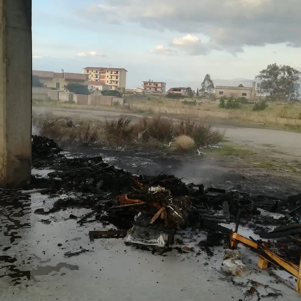 Reggio, nuovo incendio al mercato di Mortara - FOTO